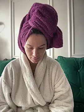 Snapshot of HotXMom chatting on March 1, 2026, 1:35 pm HotXMom online show from March 1, 2026, 1:35 pm