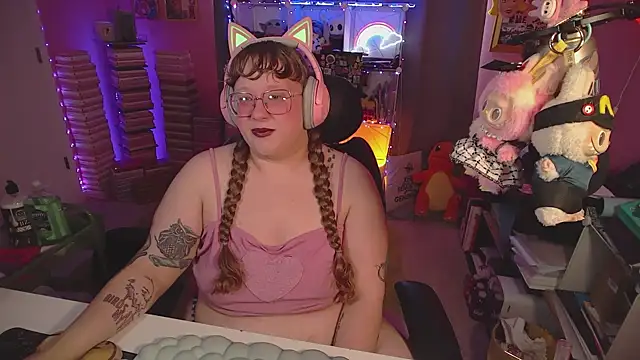 Snapshot of FatVeronica chatting on June 20, 2026, 9:39 pm FatVeronica online show from June 20, 2026, 9:39 pm