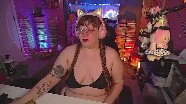 Snapshot of FatVeronica chatting on July 8, 2026, 5:17 pm FatVeronica online show from July 8, 2026, 5:17 pm