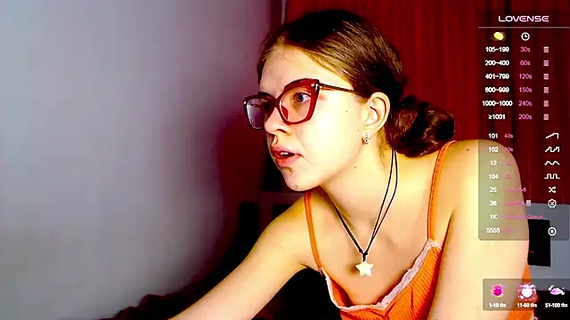 Snapshot of Sarah_HS chatting on December 6, 2024, 12:27 pm Sarah HS online show from December 6, 2024, 12:27 pm