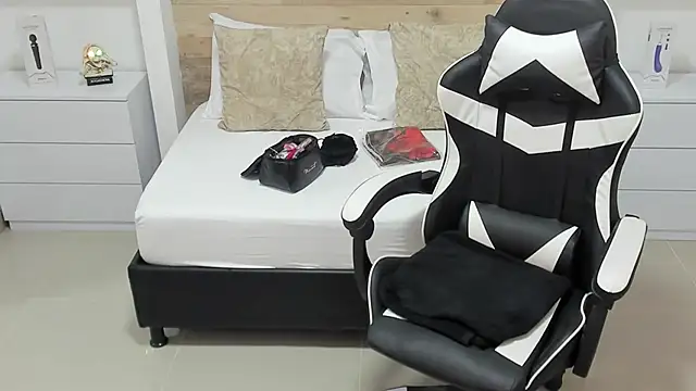 candy summer28 online show from October 13, 2025, 7:25 pm