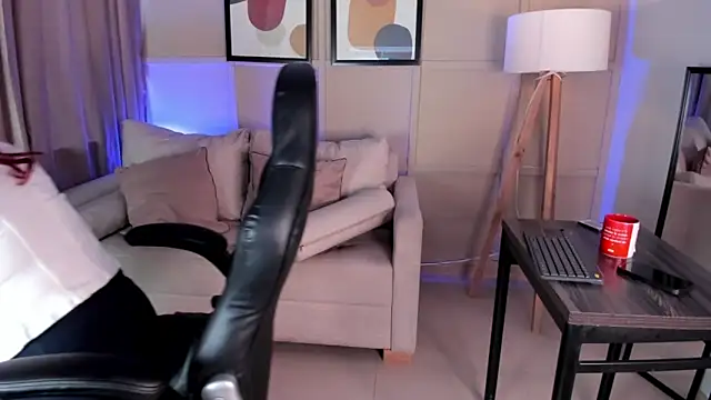 helenaduque  online show from April 16, 2026, 11:55 am