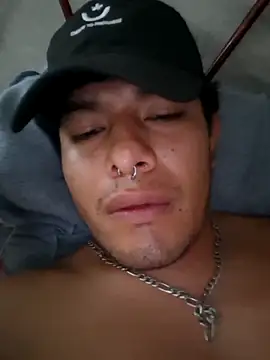 Snapshot of GusssHOT chatting on September 23, 2025, 4:43 pm GusssHOT online show from September 23, 2025, 4:43 pm