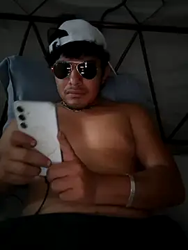 Snapshot of GusssHOT chatting on October 3, 2025, 10:07 pm GusssHOT online show from October 3, 2025, 10:07 pm