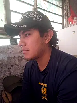 Snapshot of GusssHOT chatting on October 17, 2025, 3:47 pm GusssHOT online show from October 17, 2025, 3:47 pm