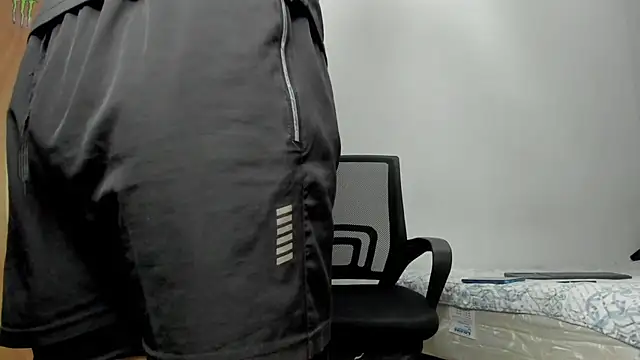 Snapshot of andrew_rose_ chatting on March 6, 2026, 8:05 pm andrew rose online show from March 6, 2026, 8:05 pm