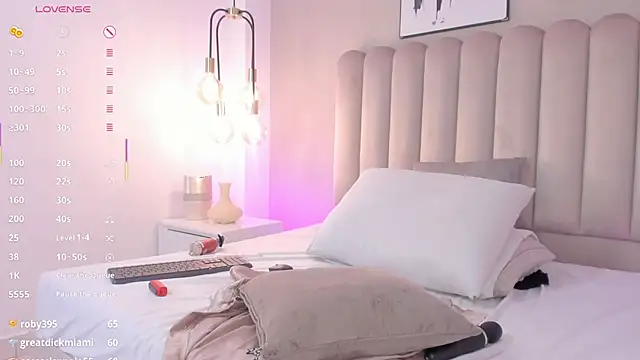 Snapshot of LindaRey_ chatting on February 26, 2025, 7:20 am LindaRey  online show from February 26, 2025, 7:20 am