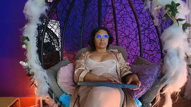 Emmapark  online show from April 17, 2026, 8:34 pm