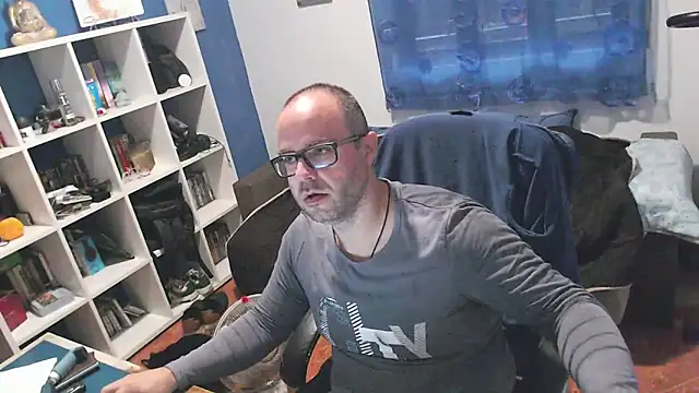 ravingr4d4 online show from November 5, 2025, 9:09 am