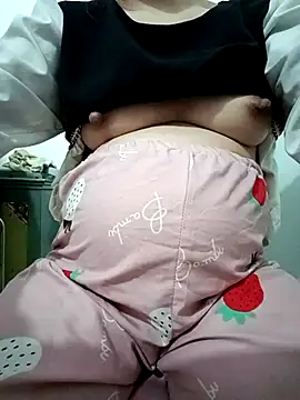 SweetGirl2k2 online show from March 18, 2026, 1:47 pm