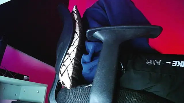 zacwatson  online show from November 28, 2025, 3:31 am