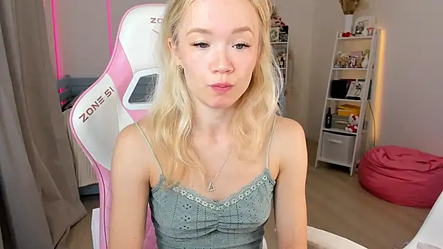 Snapshot of Lily_Young chatting on October 13, 2025, 5:18 am Lily Young online show from October 13, 2025, 5:18 am