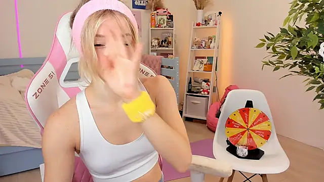 Snapshot of Lily_Young chatting on October 29, 2025, 6:15 am Lily Young online show from October 29, 2025, 6:15 am