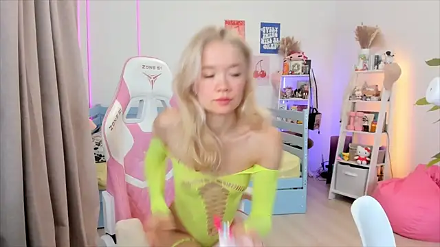 Snapshot of Lily_Young chatting on November 28, 2025, 5:32 am Lily Young online show from November 28, 2025, 5:32 am