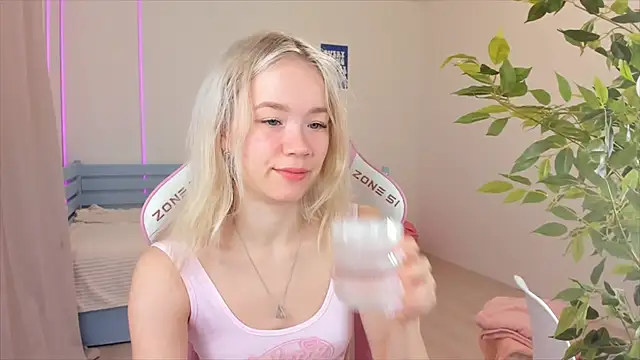 Snapshot of Lily_Young chatting on December 5, 2025, 3:37 am Lily Young online show from December 5, 2025, 3:37 am