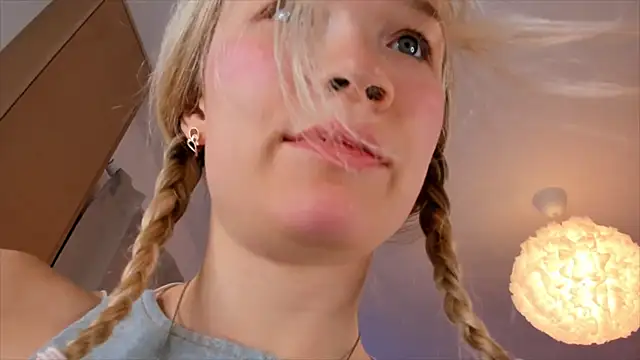 Snapshot of Lily_Young chatting on December 19, 2025, 4:08 am Lily Young online show from December 19, 2025, 4:08 am