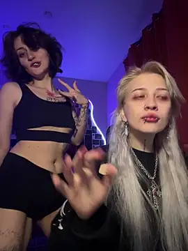 Dooubletroublee online show from April 12, 2026, 9:42 pm