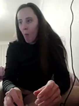 Snapshot of emeli_moon chatting on December 15, 2025, 8:13 pm emeli moon online show from December 15, 2025, 8:13 pm