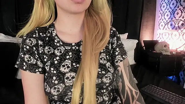 Adeelinee online show from January 17, 2026, 7:50 pm