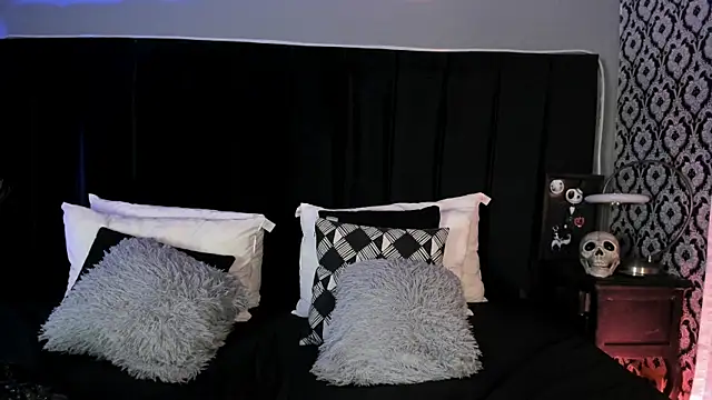 Adeelinee online show from April 7, 2026, 7:58 pm