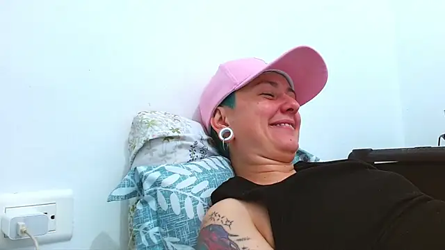 Snapshot of tomboyblue chatting on February 6, 2026, 6:11 pm tomboyblue online show from February 6, 2026, 6:11 pm