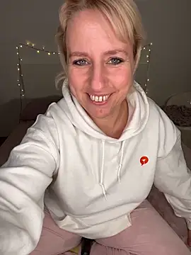 MariaValentine online show from December 17, 2025, 4:02 pm