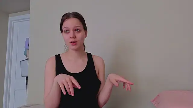 Addelin Moon online show from April 18, 2026, 9:57 am