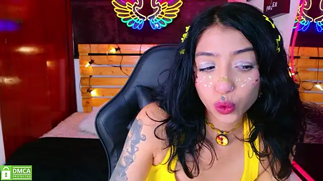 Snapshot of REDHOTTER_ chatting on April 17, 2026, 8:01 pm REDHOTTER online show from April 17, 2026, 8:01 pm