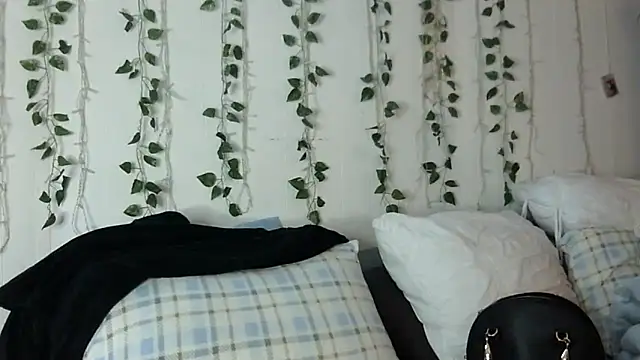 Snapshot of Erotic_nayma chatting on March 7, 2025, 2:01 pm Erotic nayma online show from March 7, 2025, 2:01 pm