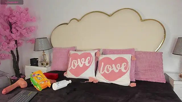 CahitlinBell online show from November 25, 2025, 5:40 am