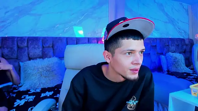 kendalltaylorr online show from April 8, 2026, 2:55 am