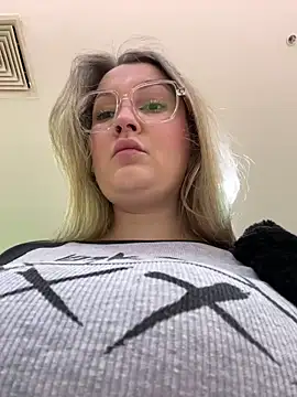 Teya moon  online show from February 22, 2026, 12:04 pm