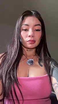 Snapshot of Roxanne_08 chatting on May 5, 2026, 6:05 pm Roxanne 08 online show from May 5, 2026, 6:05 pm