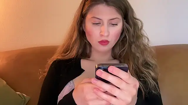 YUMIandbigWOLF online show from September 8, 2025, 10:20 pm