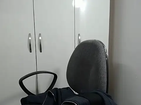 Snapshot of Love_bug15 chatting on December 17, 2024, 1:07 am Love bug15 online show from December 17, 2024, 1:07 am