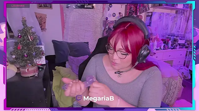 Snapshot of MegariaB chatting on December 21, 2024, 4:52 am MegariaB online show from December 21, 2024, 4:52 am