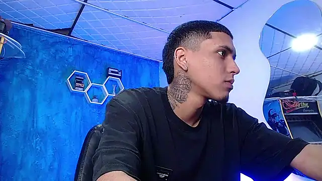 Liam lee online show from December 23, 2024, 3:33 pm