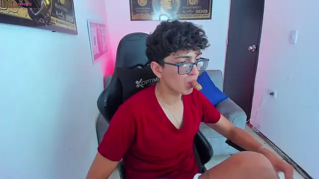 TylerWhite  online show from March 18, 2025, 2:47 am