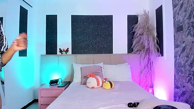 Alaia Manson online show from December 3, 2025, 7:45 pm