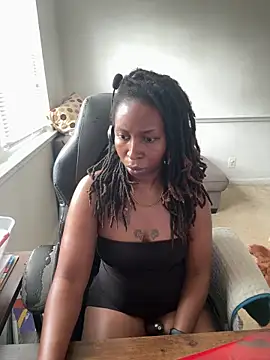 Snapshot of LeyaHoneybuns chatting on May 27, 2026, 4:04 pm LeyaHoneybuns online show from May 27, 2026, 4:04 pm