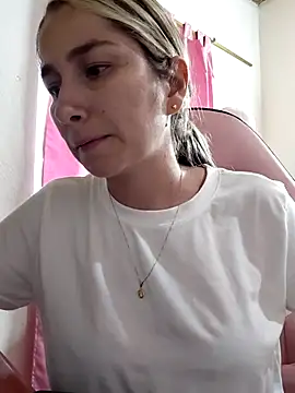 Snapshot of Iris_love18 chatting on March 5, 2026, 11:01 pm Iris love18 online show from March 5, 2026, 11:01 pm