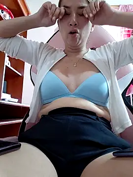 Snapshot of Iris_love18 chatting on April 15, 2026, 7:58 pm Iris love18 online show from April 15, 2026, 7:58 pm