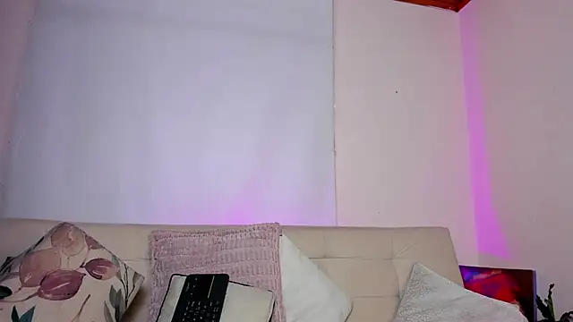 Snapshot of roselinedior chatting on December 17, 2024, 3:49 pm roselinedior online show from December 17, 2024, 3:49 pm