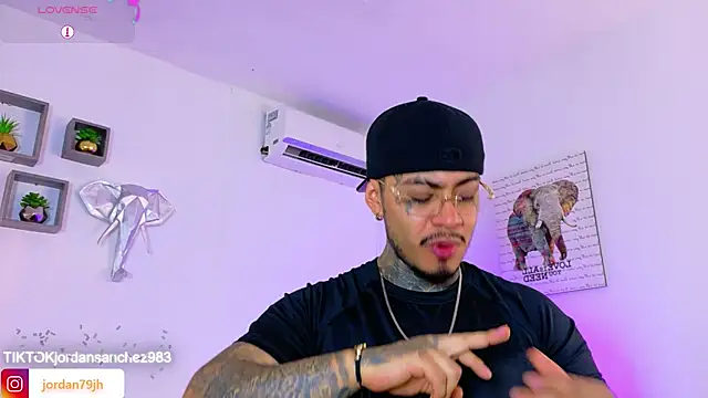Snapshot of JordanSmiith_ chatting on April 17, 2026, 8:01 pm JordanSmiith online show from April 17, 2026, 8:01 pm