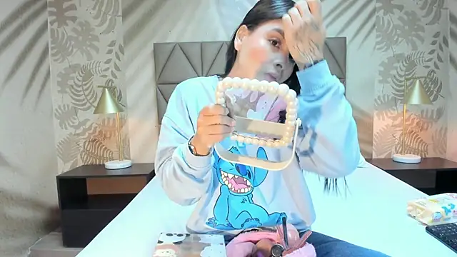 AnneDixie online show from April 19, 2026, 3:06 am