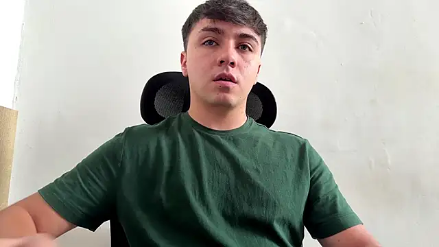 Snapshot of aron__cooper chatting on December 14, 2025, 2:11 pm aron cooper online show from December 14, 2025, 2:11 pm