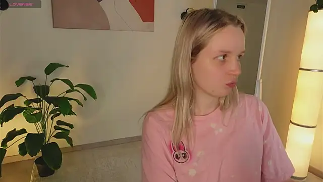 Beatrica Klein online show from November 10, 2025, 4:17 pm