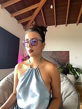 EmaSaenz online show from February 1, 2025, 8:05 pm