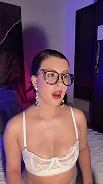 EmaSaenz online show from December 22, 2025, 9:01 pm