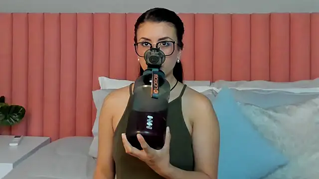 EmaSaenz online show from April 1, 2026, 7:00 pm